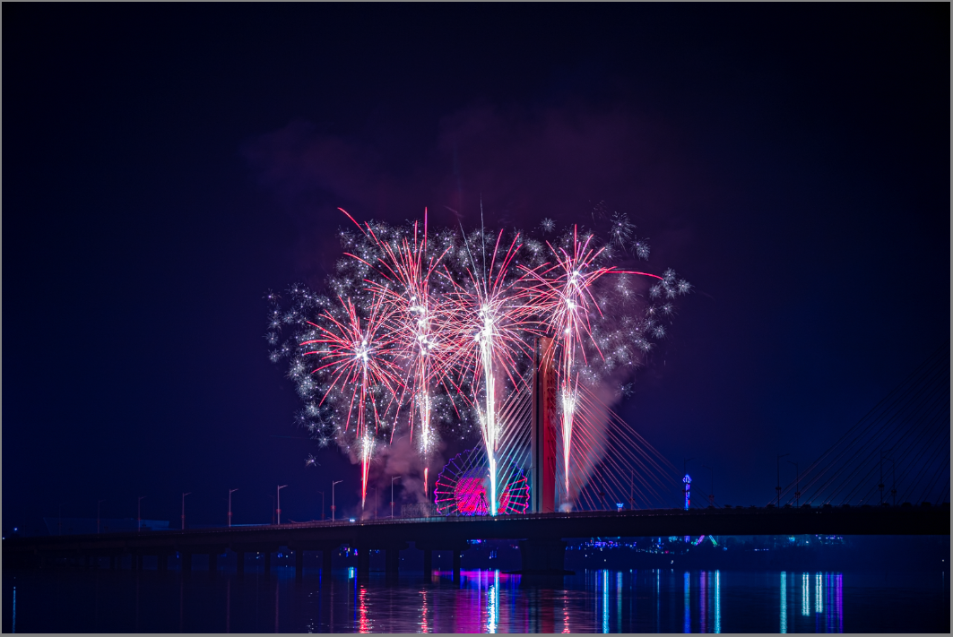 错过昨晚焰火表演的朋友来这里看