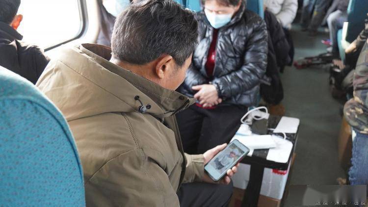 2024·春运的变与不变丨"绿皮"火车上的赶路人_旅客_重庆_硬座