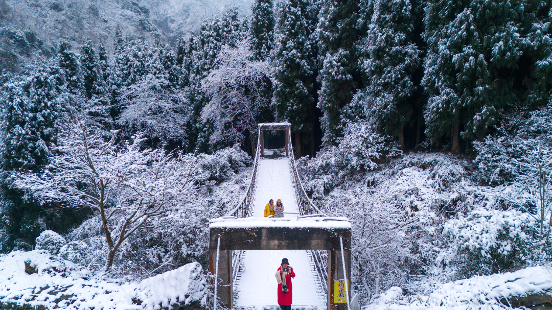 徒步赏景来回龙沟回龙沟带您领略真正的冰雪嘉年华,邂逅"冰雪奇缘"