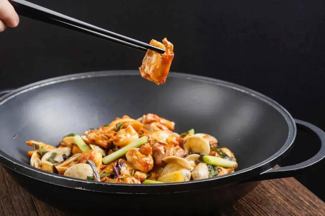 啫啫四季豆.鱼圆狮子头.盐焗黄金螺.雪菜筒骨炖柴火豆腐.