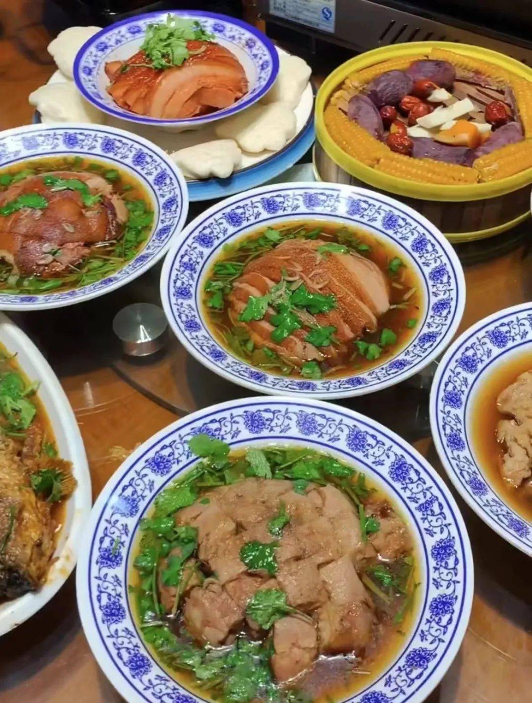 要说有什么是郑州人春节必须要吃的,八大碗绝对排在前三位.