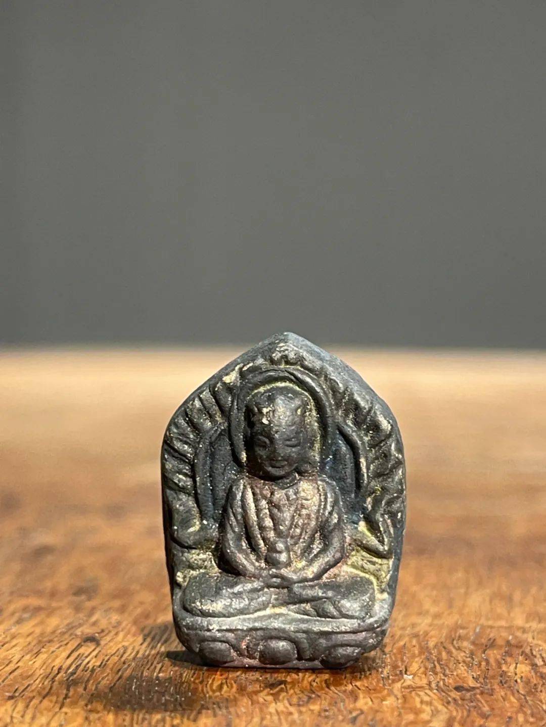 意思是"复制",指的是以模具压制的泥佛或泥塔,此组擦擦佛有一尊泥佛