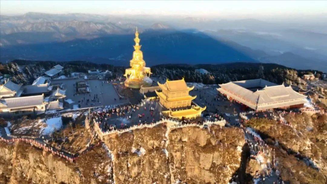 日照金顶!新年第一天的峨眉山美绝了_游客_朝阳_云海