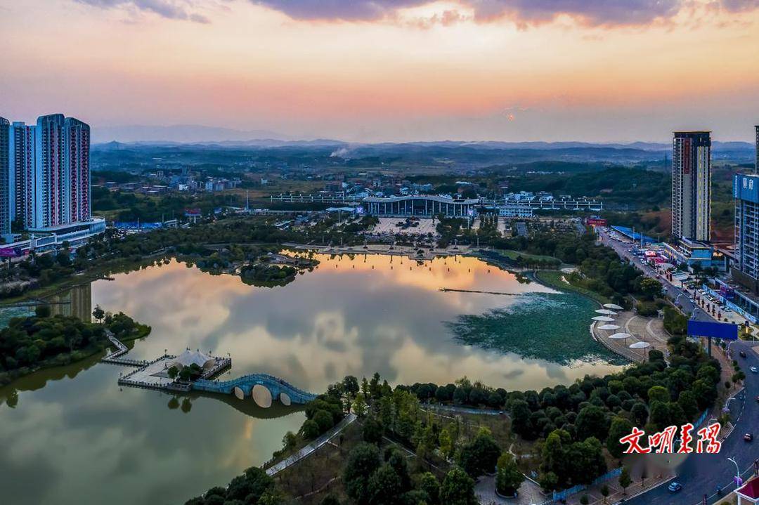 顺湖生态公园座落在耒阳西站广场前方,第二届衡阳旅游发展大会开幕式