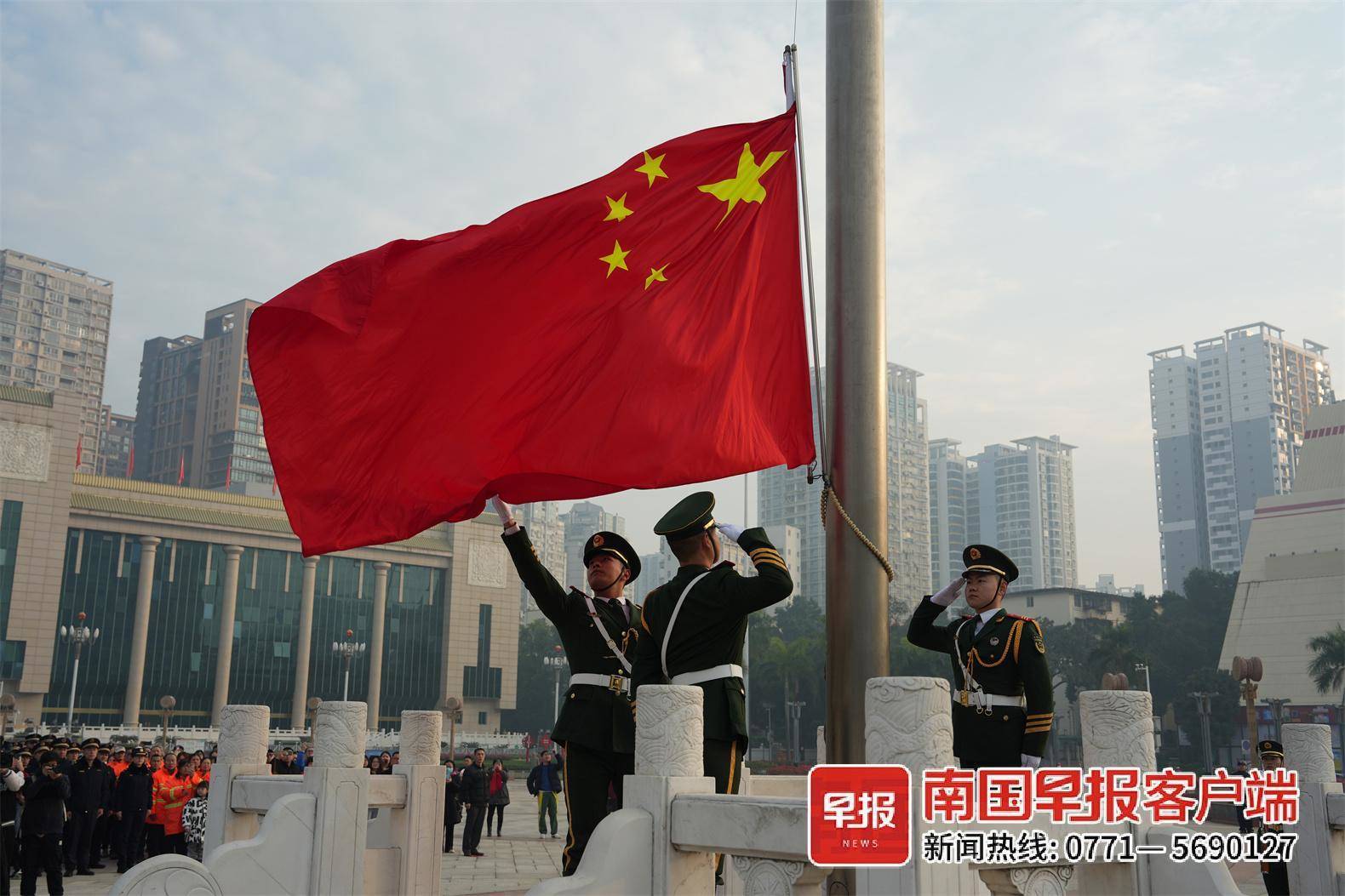南宁市民族广场举行升旗仪式祝福祖国