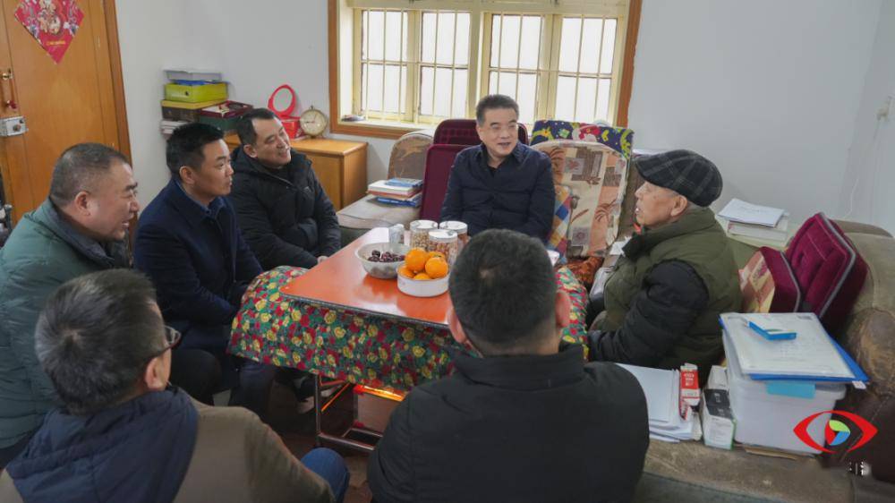 了解他们的生活起居和身体状况,认真聆听他们讲述平江历史和工作经历