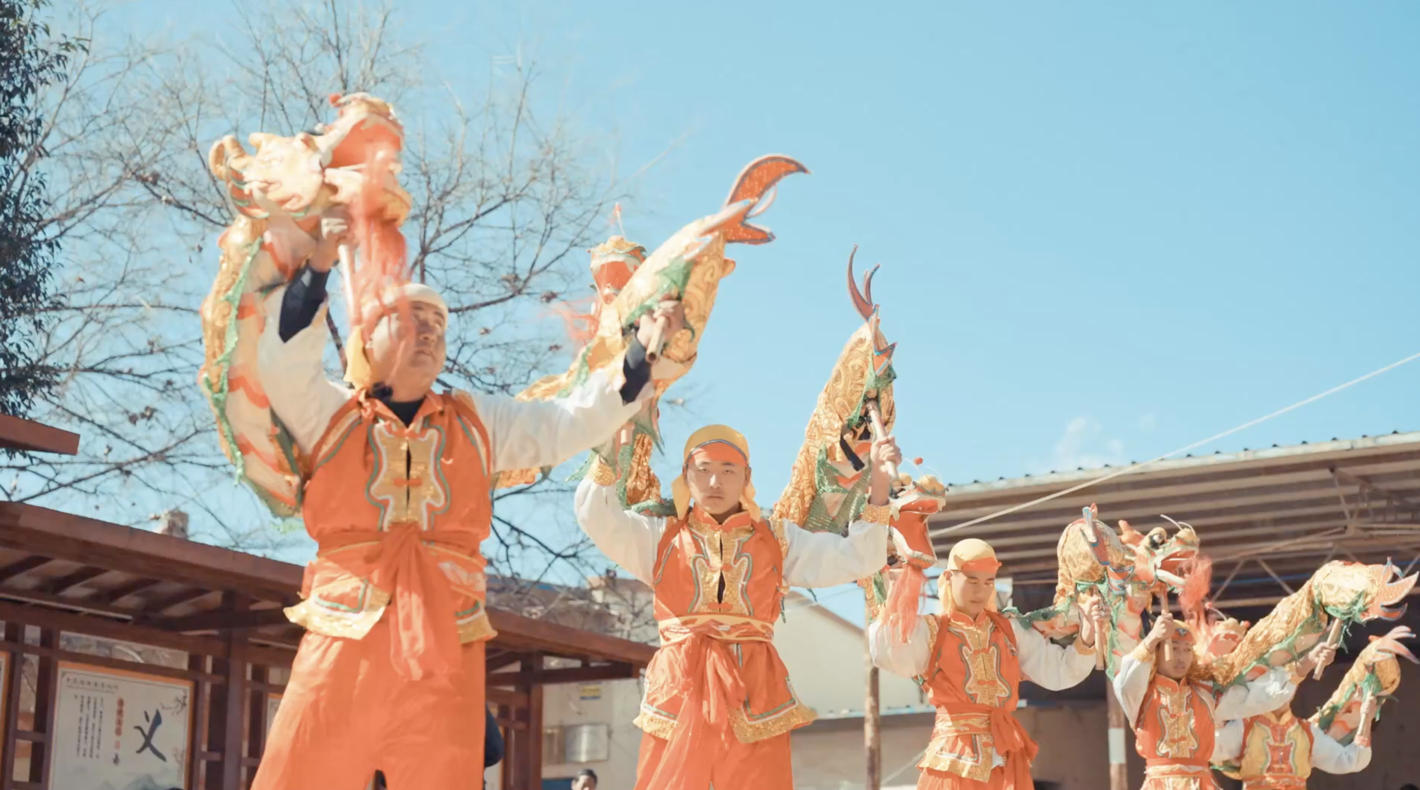 "一人一龙":云南晋宁独龙舞闹新春_舞龙队_昆明_吴艳涛