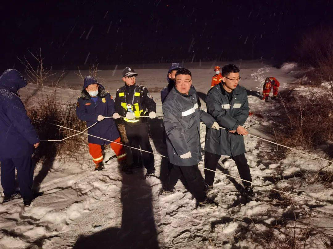 运城某村:人车坠落于40米深沟……_车辆_闻喜_群众