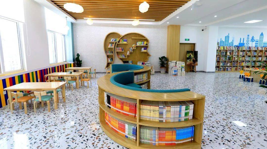 的书籍,有的专心致志的在阅读书籍,有的则带着自己的课本和复习资料在