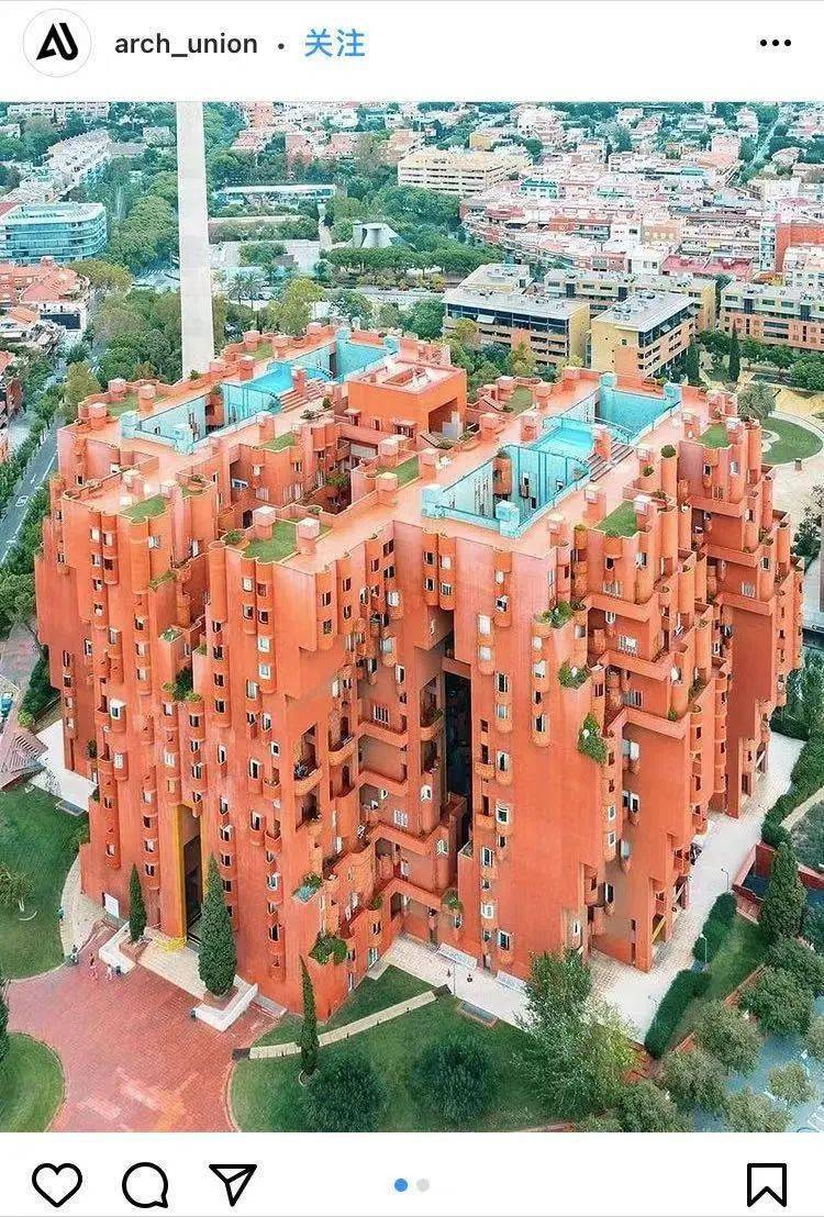 我从这栋建筑物开始介绍,因为这是我见过的"最丑"的房子之一.