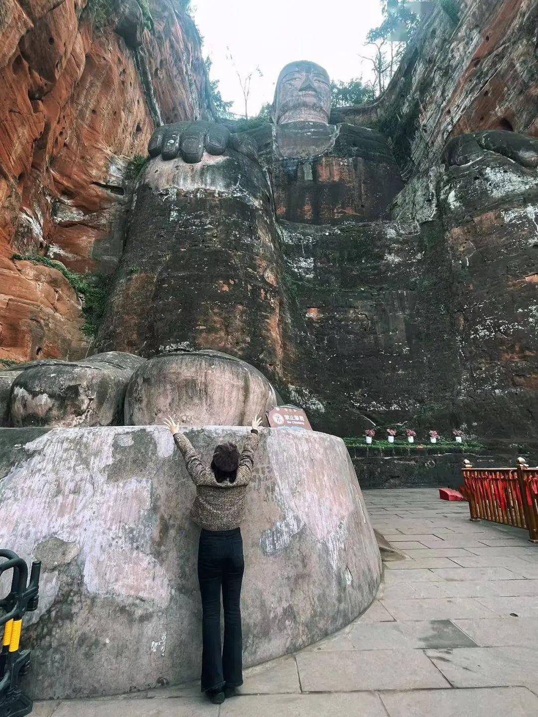 过年啦! | 乐山大佛景区人气旺 游大佛"抱佛脚"许下__