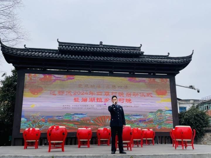 莲都公安供图家住碧湖镇郎奇村的吴阿姨说,原以为晚会就是歌舞曲艺