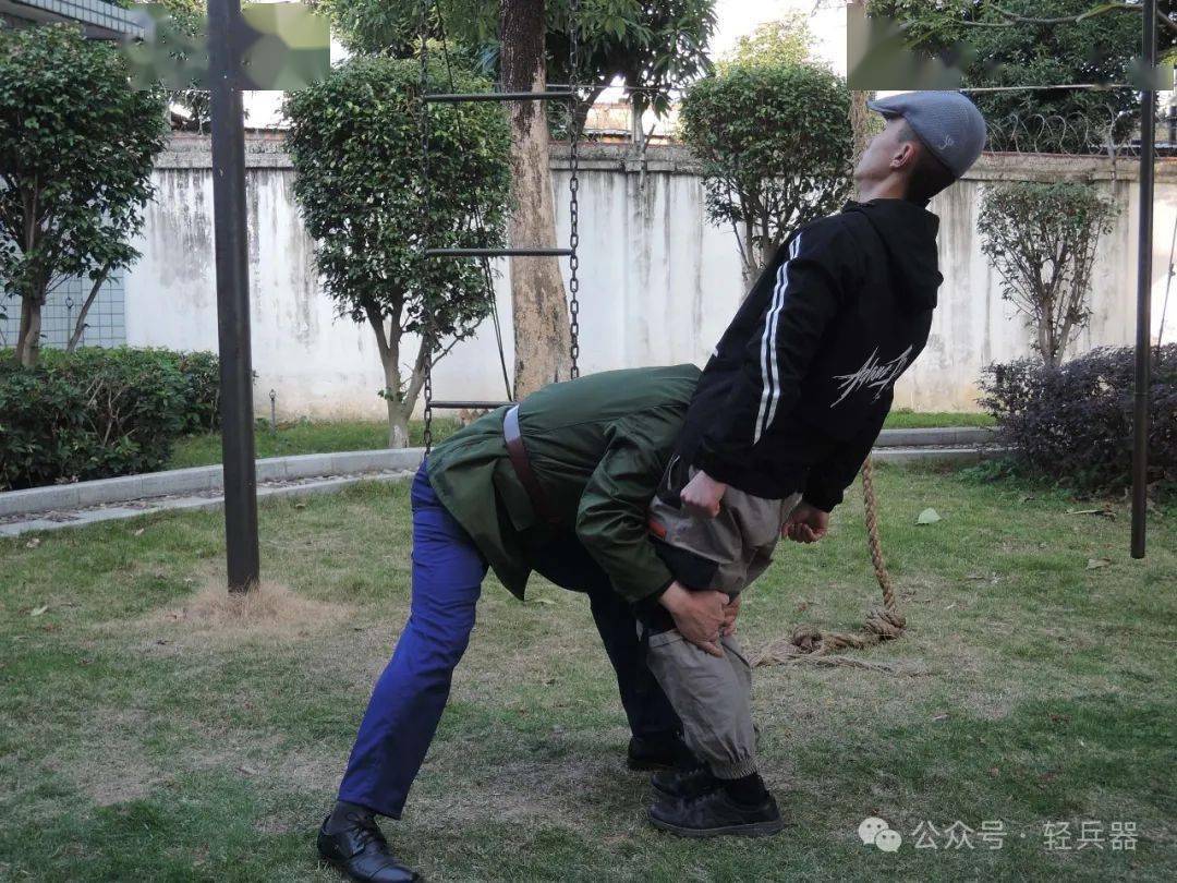 抱腿顶摔注意事项掏裆,按颈不得用力过大.