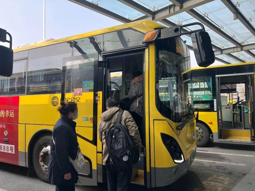 兔年最后一天,虹桥枢纽9路公交护送乘客返乡过年