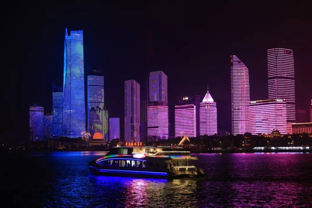 灯光秀——青岛海天中心——奥运灯塔——青岛国际会议中心——海上