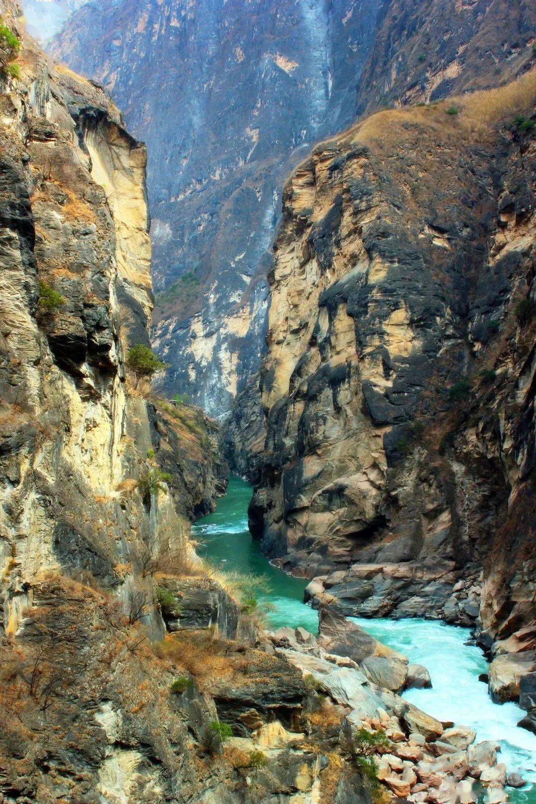 虎跳峡由上虎跳,中虎跳,下虎跳组成,峡谷最窄处只有30多米,海拔高低差