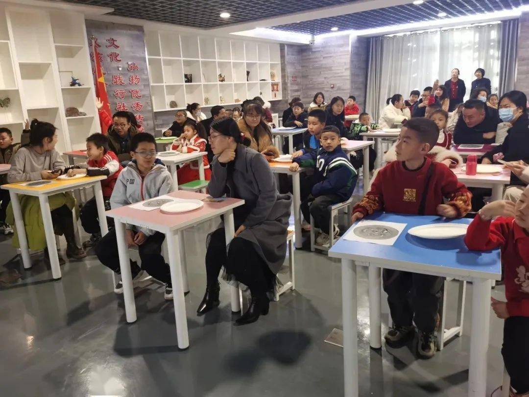 随后,讲解员老师带领同学们到探索天地"金博学堂",通过ppt向同学们