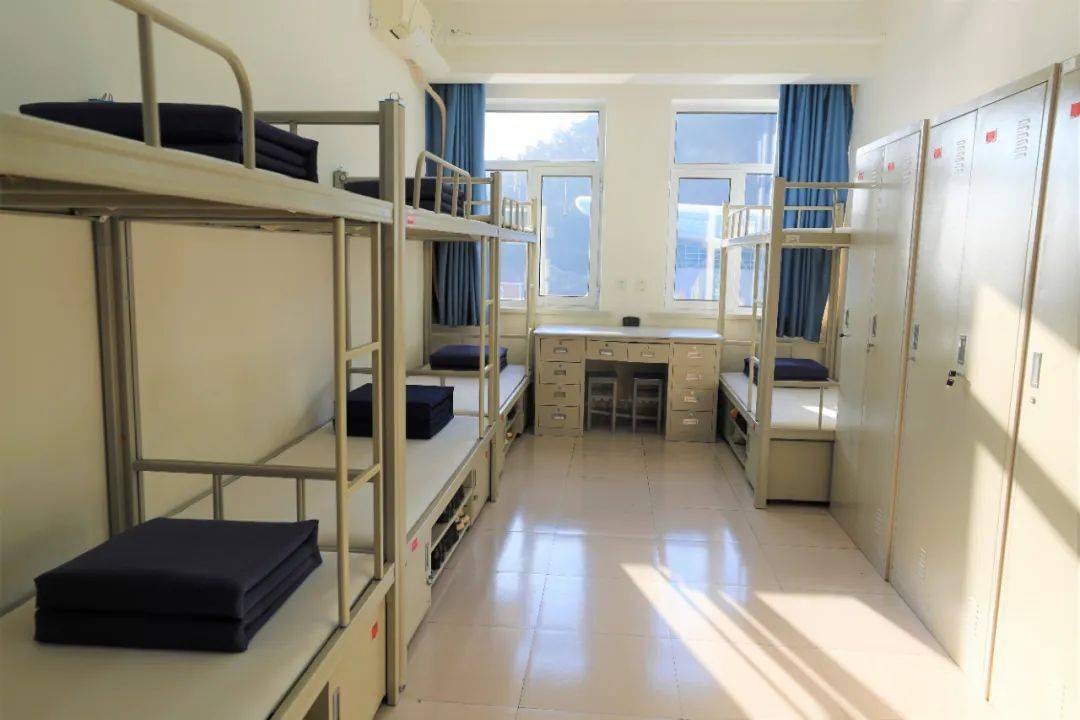 的年味战友们一起欢度春节既释放了官兵的青春激情又增强了部队凝聚力