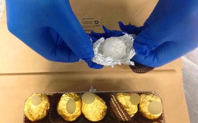 毒品"果冻"形态与正常的果冻类似,外包装简陋,制作过程中掺入卡西酮类