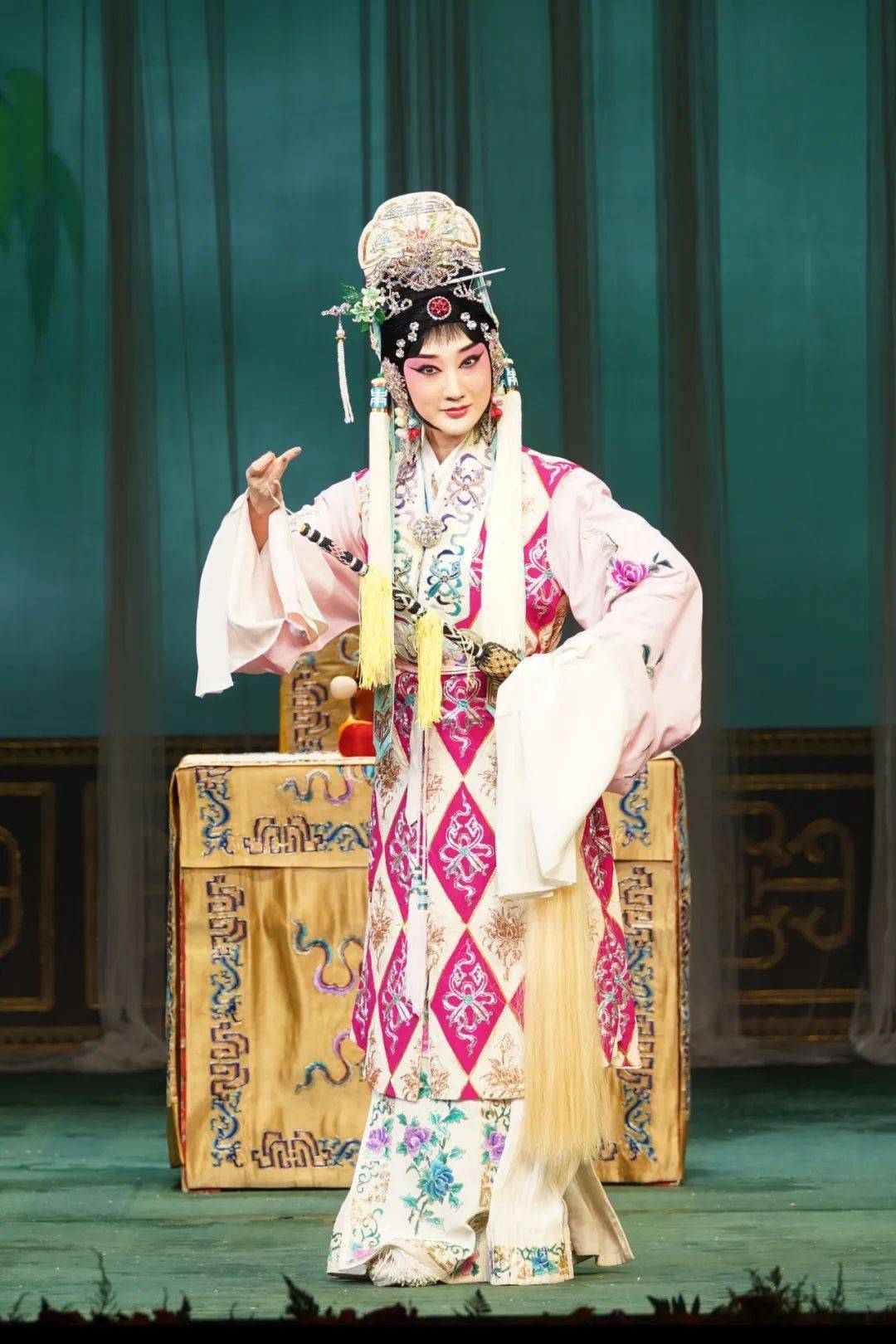 (19:30)扫码购票(*演出阵容以演出当日实际为准)舞台监督:沈嘉心操 琴