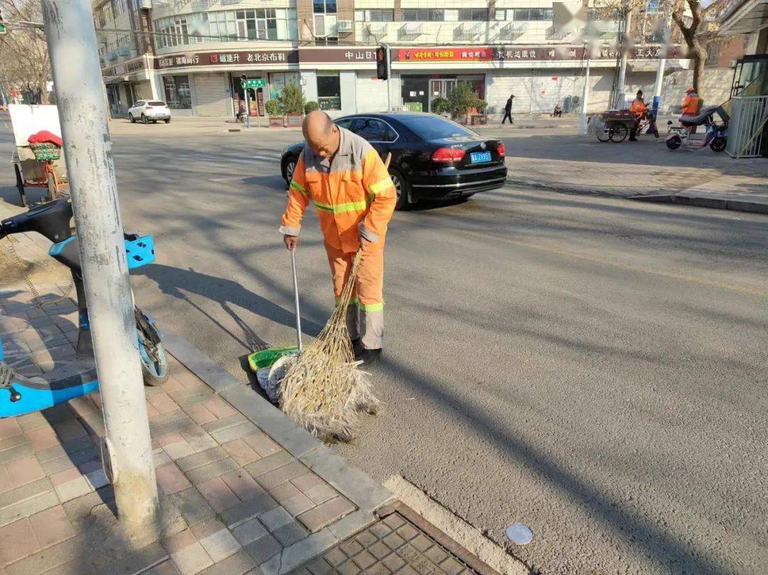 市城管综合行政执法局环境卫生事务中心全力做好春节期间道路清扫保洁