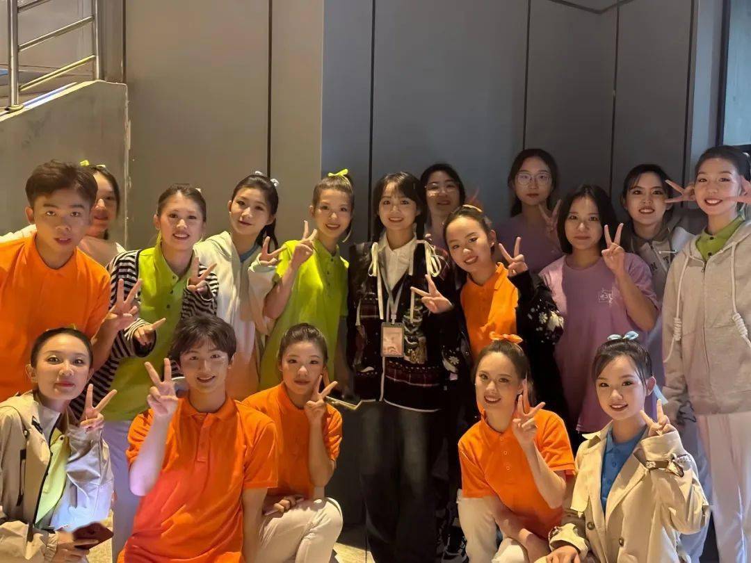 大学里,廖雨薏还学习了舞蹈,并大胆尝试多种舞蹈风格,在舞台上气场