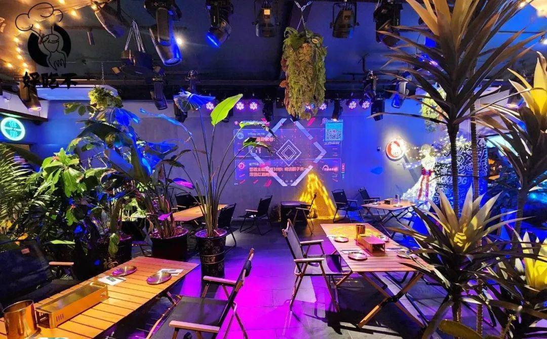 烤生蚝;牛羊肉串,把把烧,烤鸡皮,烤鱿鱼等烤串;热乎乎香喷喷的锡纸类