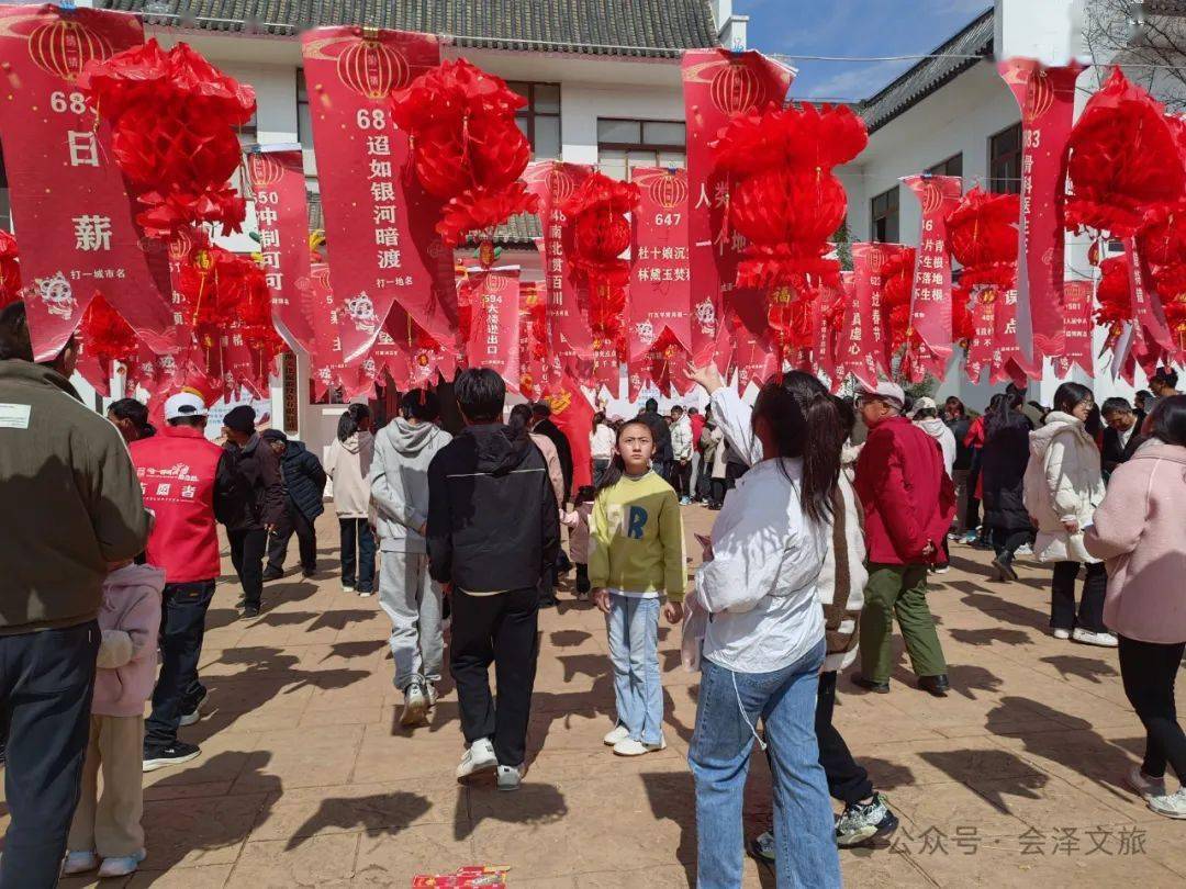 大年初一,初二,会泽公园猜灯谜,盲人敲锣,袋鼠夹球跳,你来比划我来猜