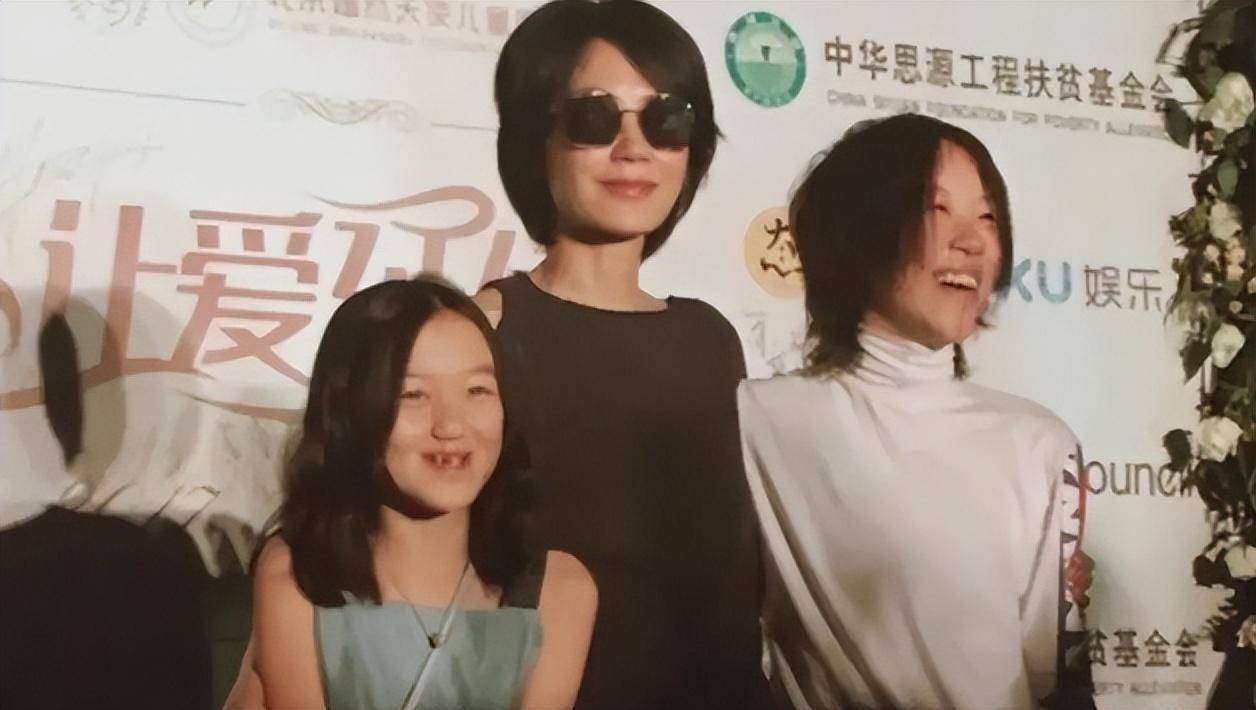 王菲舞台热舞,跟女儿李嫣热情拥抱,母女情深!