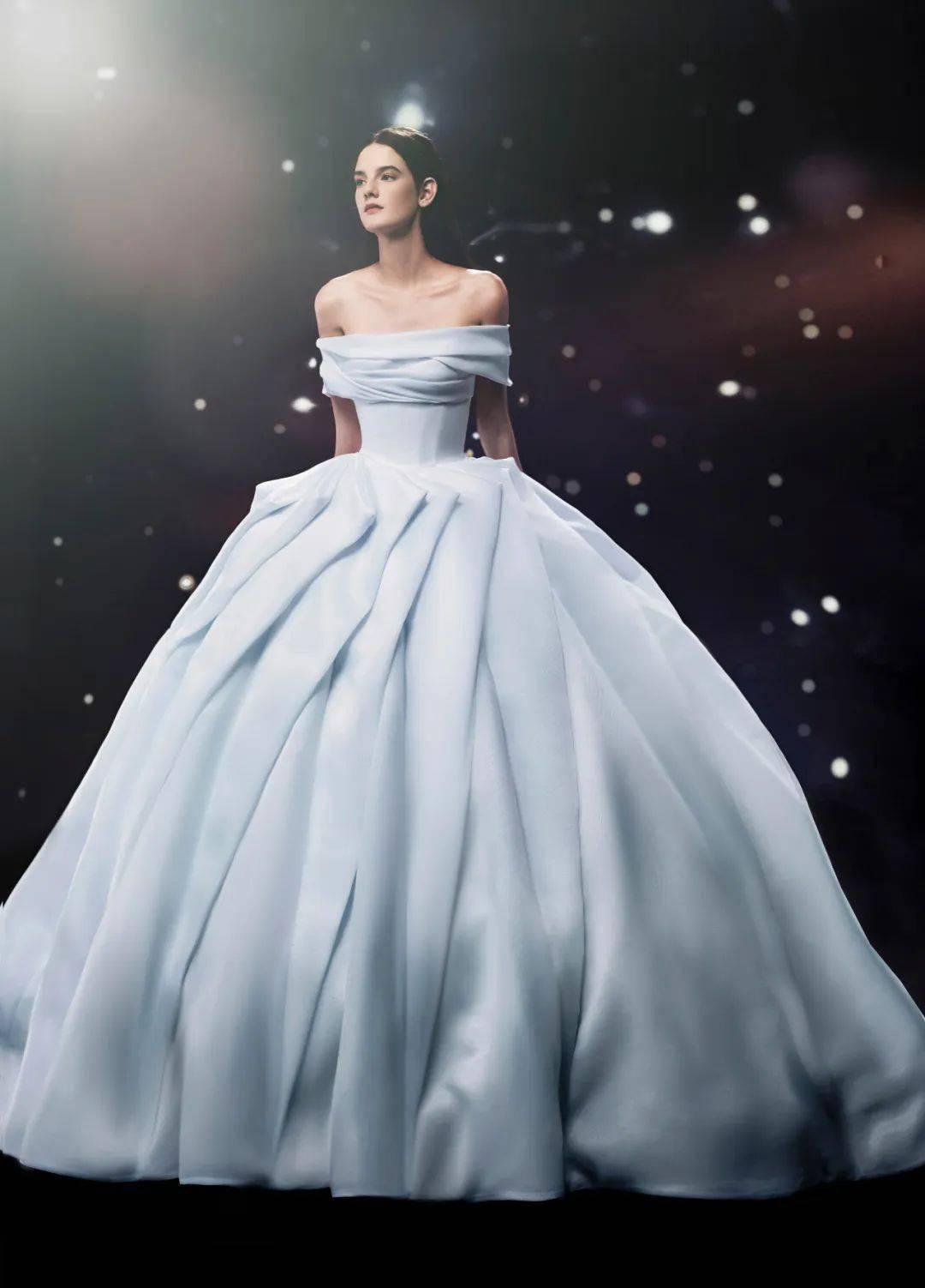 趋势| 2024年纽约婚纱周最新流行趋势,40套blingbling