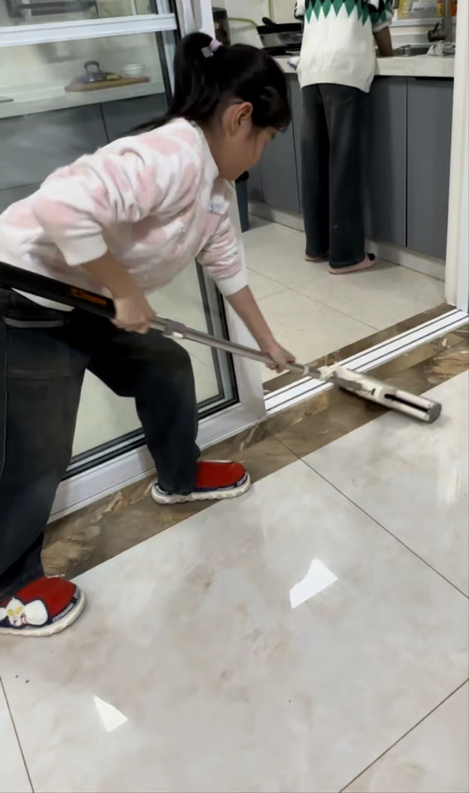 把自家的春节大扫除承包给三个孩子,自己则当起了包工头许总,悠闲地