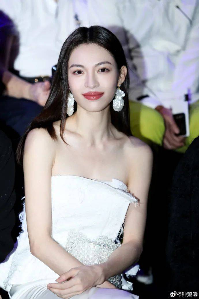 这对明星官宣恋情_侯雯元_钟楚曦_新闻