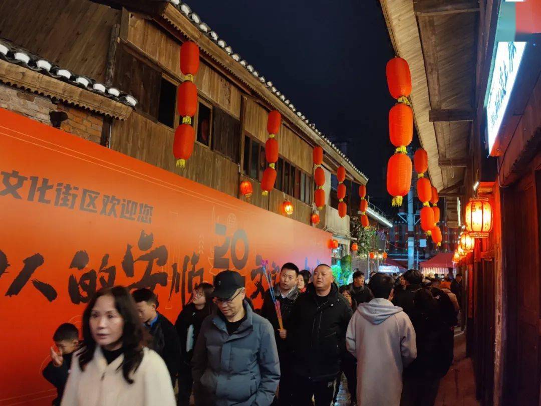 安顺古城簧学坝有家非遗蜡染店备受年轻人关注!