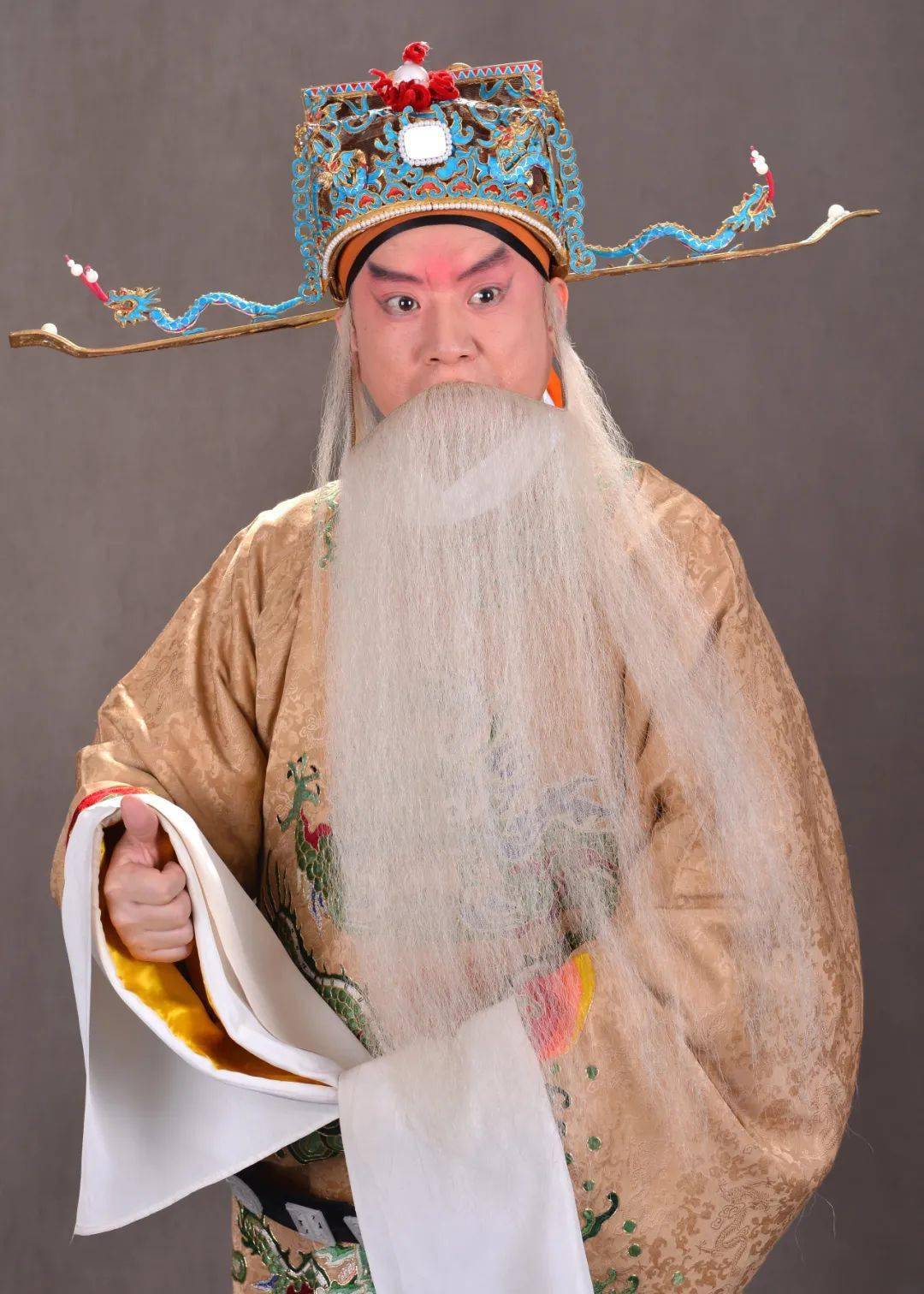 当时,兵部尚书王强保荐其子王伦为元帅,企图窃取兵权;而寇准则保荐