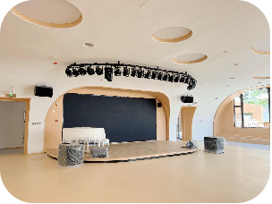 平台上嬉戏和孩子一样高的门牌梯田造型的建筑幼儿园建筑设计新颖,层