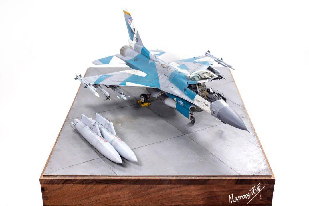 macross辉先生的这件作品不仅精确地再现了这种涂装,而且在细节处理