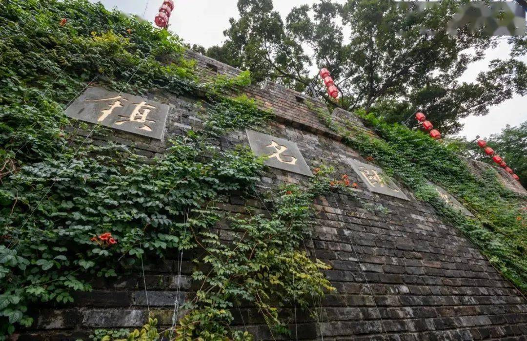 华盖山地段最佳,声名最盛,人气最旺,素有"九斗山"斗魁之首之称.