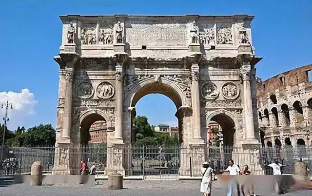 古罗马斗兽场,这个典型代表作,以其浩大的规模和圆形拱券的巧妙使用