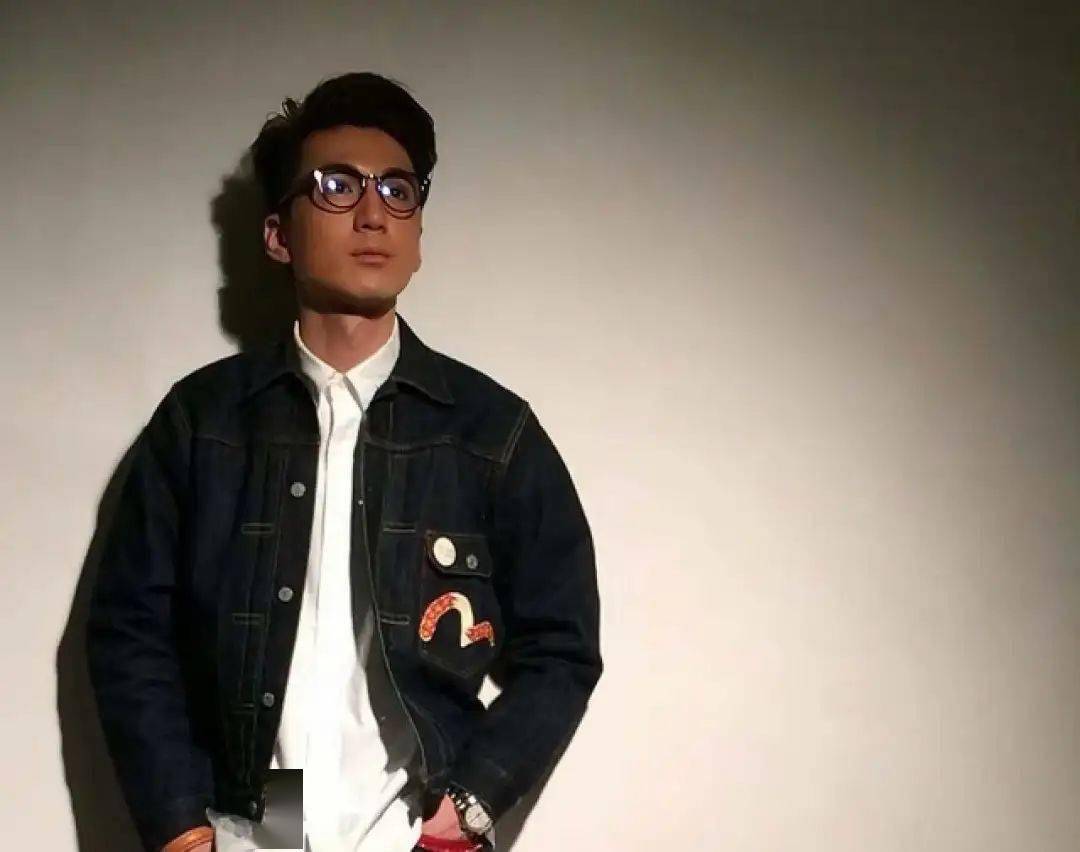 特别是,当年他和赌王女儿何超云的恋情,一度获得外界不少关注.