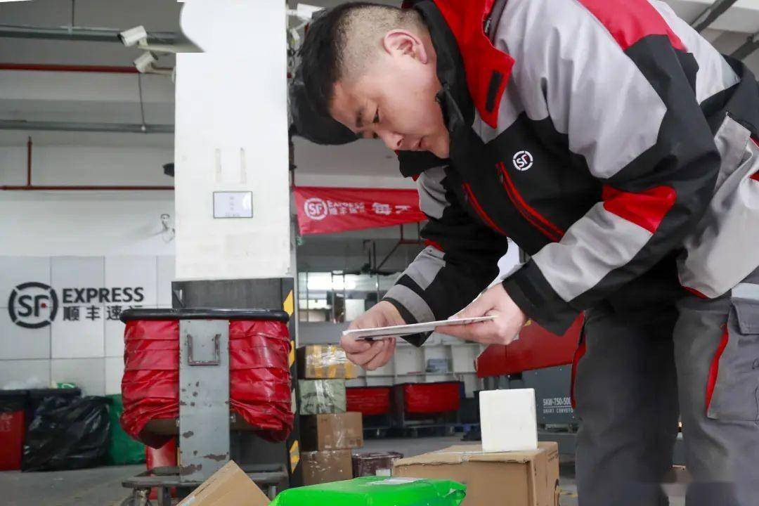 "快递交给他,我放心!"顺丰小哥"不打烊"_成龙_配送_快件