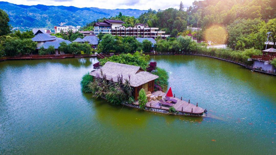 和成·临沧生态文化创意产业园坐落于临翔区主城区以北3公里忙畔街道