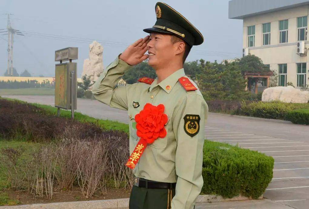 的武警战士张楠壮烈牺牲年仅28岁张楠牺牲后张圣林被问到需要什么帮助