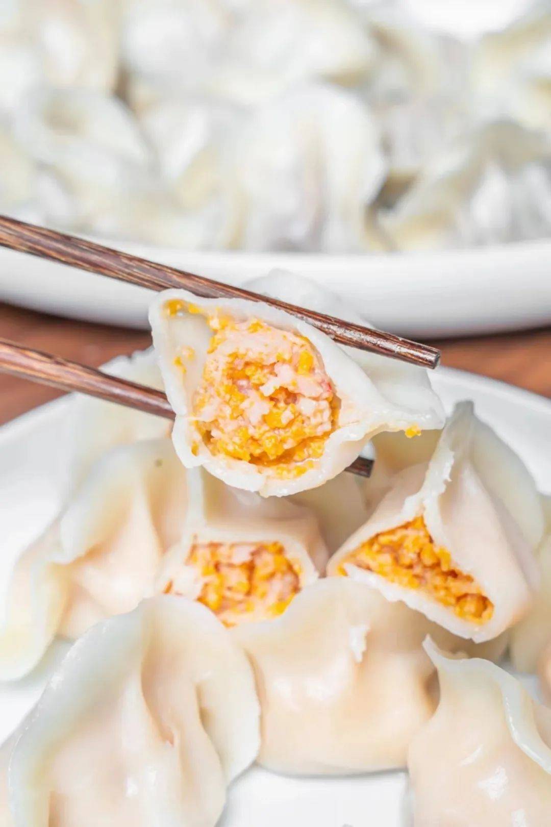 原汁海胆水饺22元/2个,是餐厅招牌,每人限量一份.