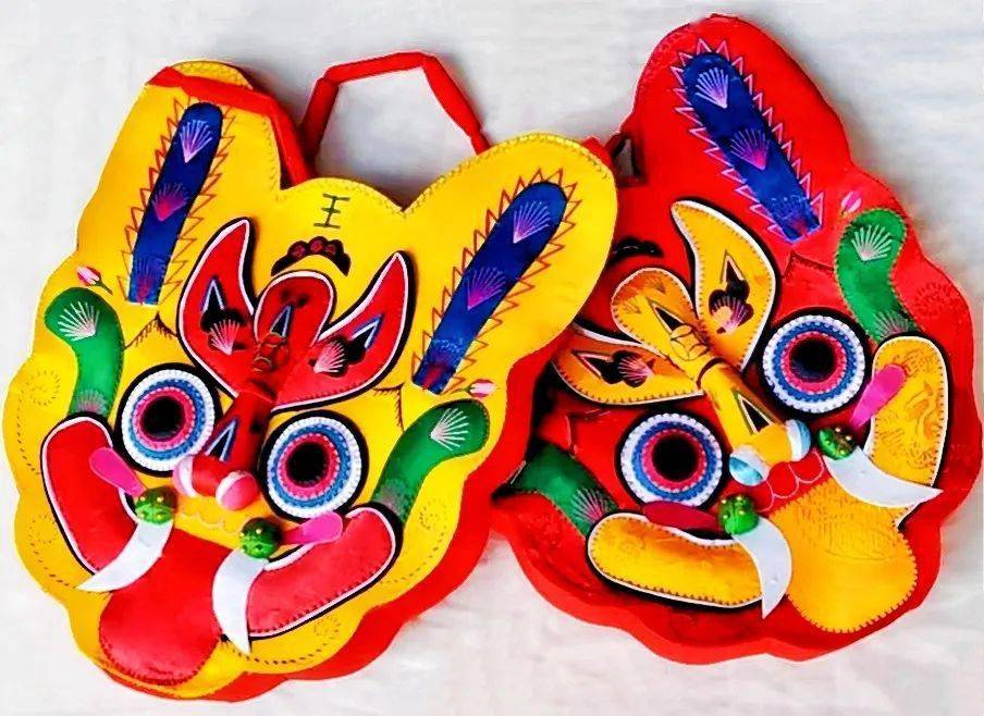 冯芮爱《u型枕》▲冯芮爱《信插》▲冯芮爱《龙灯》作者简介:尚月