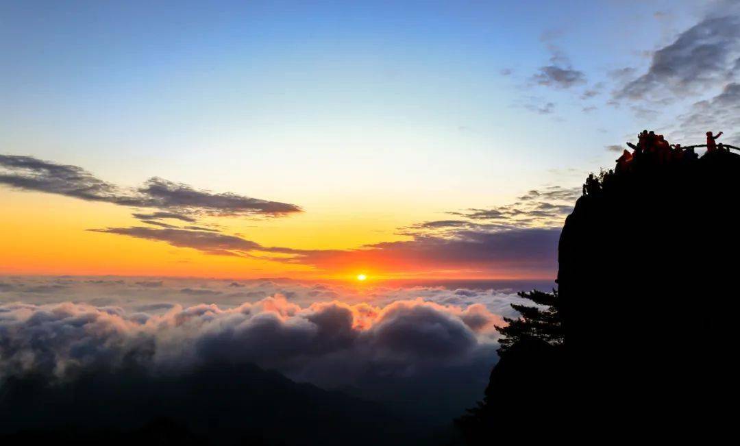 春节期间,这样的场景是朱根苗和熊紫帆的工作日常,黄山顶上冬季低温