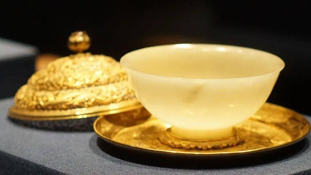 文物的金翼善冠,镶满珠宝的大金腰带,还有金酒杯,金漱盂和金筷子等等