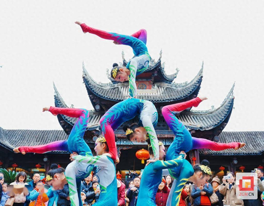 是什么让大家兴奋鼓掌?看自贡杂技演员为春节添彩___