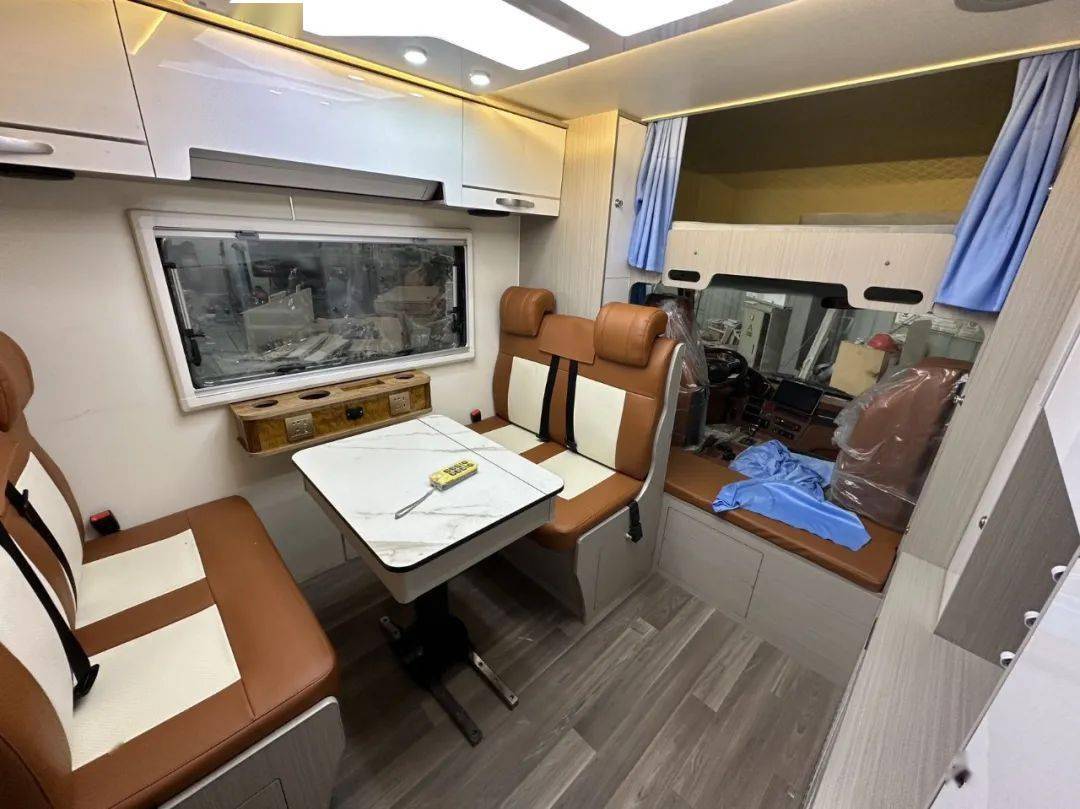 23 南京房车展丨舒欣房车重汽豪沃统帅升顶房车