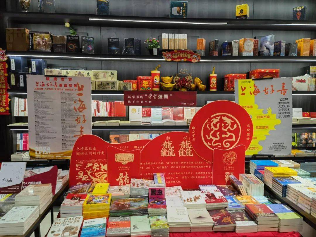 外文書店上海書城鞍山店參展書店在聯展期間佈置了專門的展臺(專架