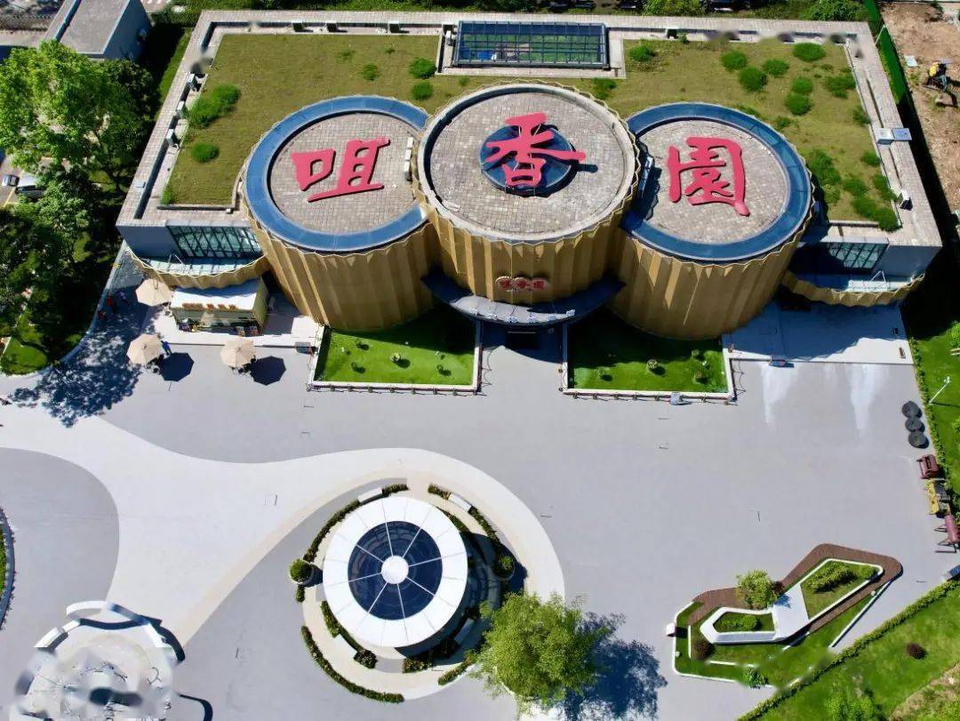 6万平方米,博览馆内营造了许多复古场景,全方位地展示了咀香园的饼